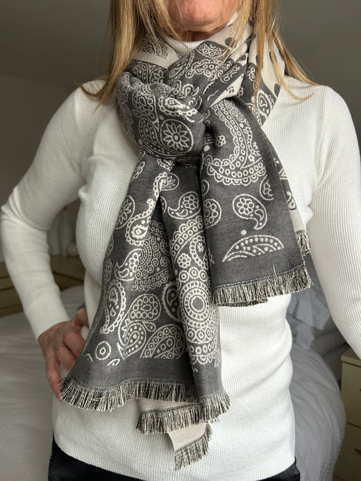 Grey/cream paisley scarf